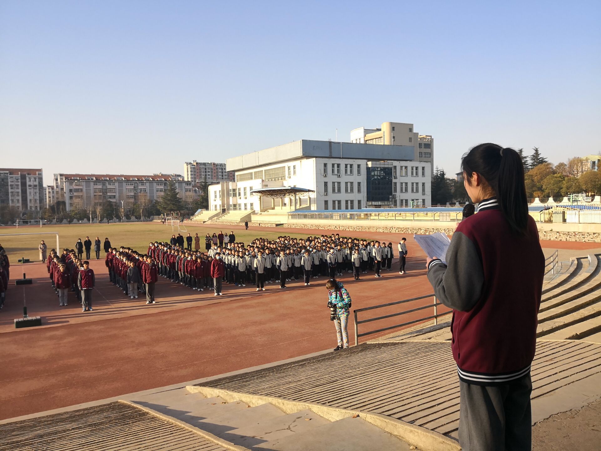 3月22日清晨,春意盎然,徐州市第三十六中学全校师生齐聚学校大操场